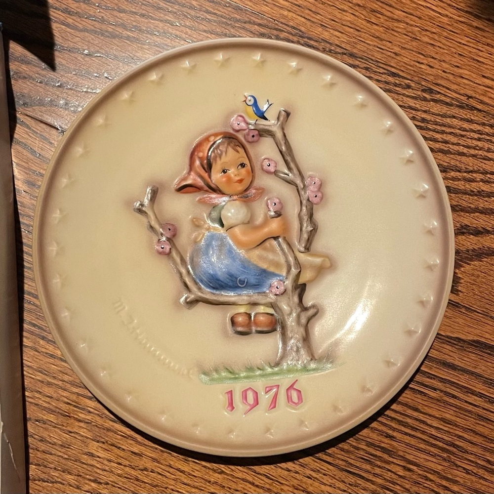 APPLE TREE GIRL, Vintage 1976 Collectible Plate, Goebel Hummel